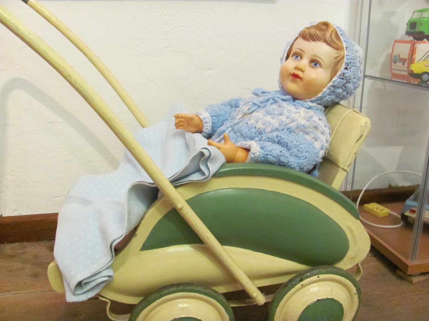 Puppe im Puppenwagen. Spielzeugausstellung Burg Beeskow