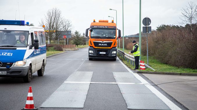 LKW Polizeikontrolle BAB 12
